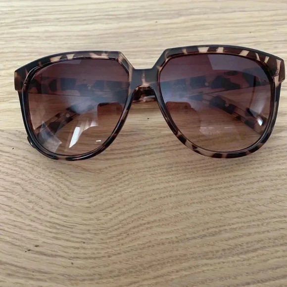 🆕Fashion Brown Sunglasses🆕 - Picture 1 of 5